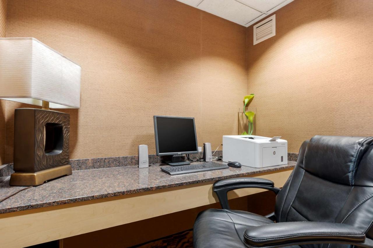 Best Western Plus Dryden Hotel And Conference Centre Екстериор снимка